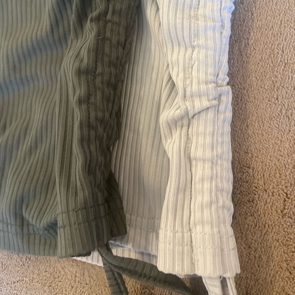 Super cute tank tops, the sides ruffle aswell - Picture 3 of 4